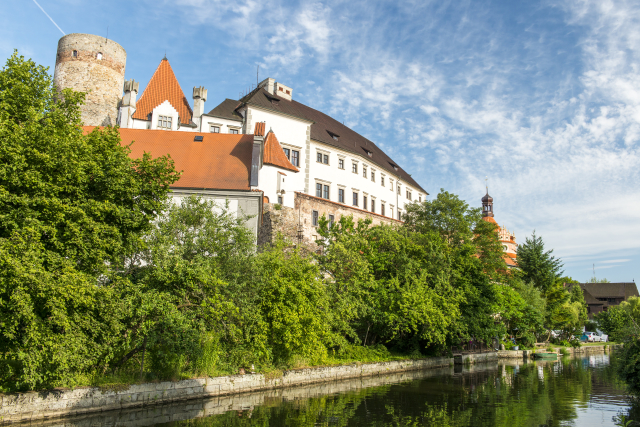 Jindřichohradecký zámek (na snímku) hostí výstavu Splašená vejce. Jindřichohradecký zámek (na snímku) hostí výstavu Splašená vejce.