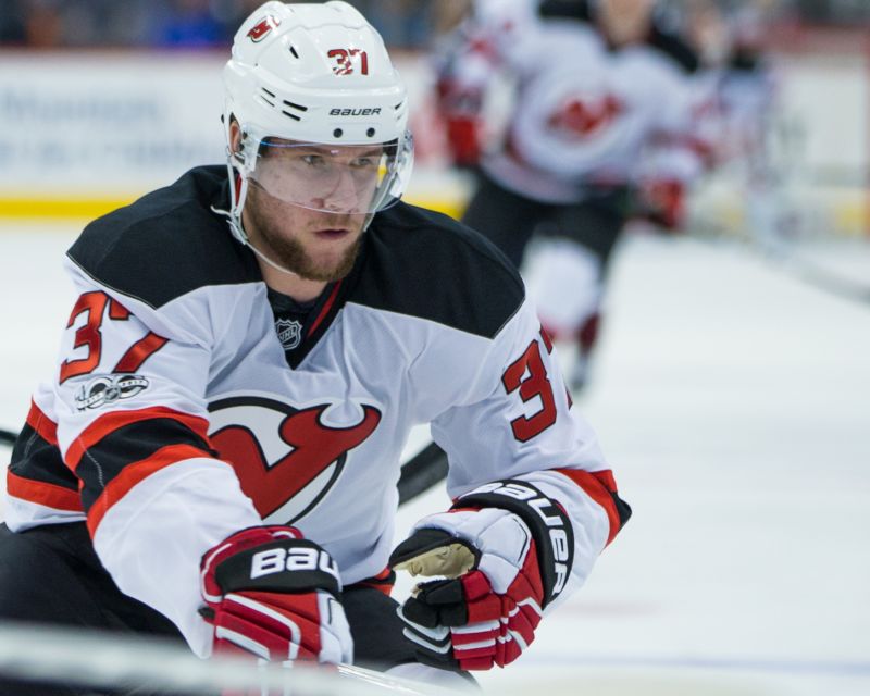 Hokejista New Jersey Pavel Zacha. 
