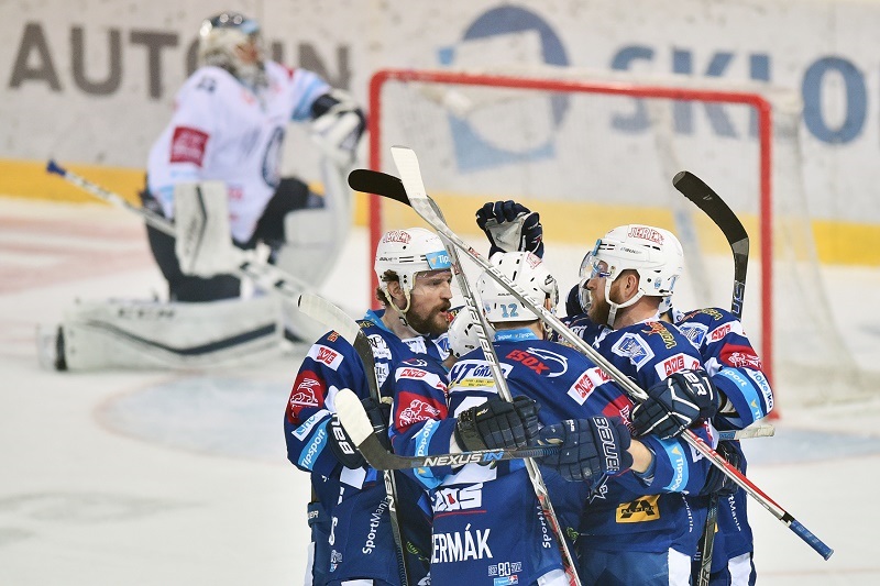 Radost hokejistů Komety Brna po výhře nad Libercem ve finálové sérii extraligy