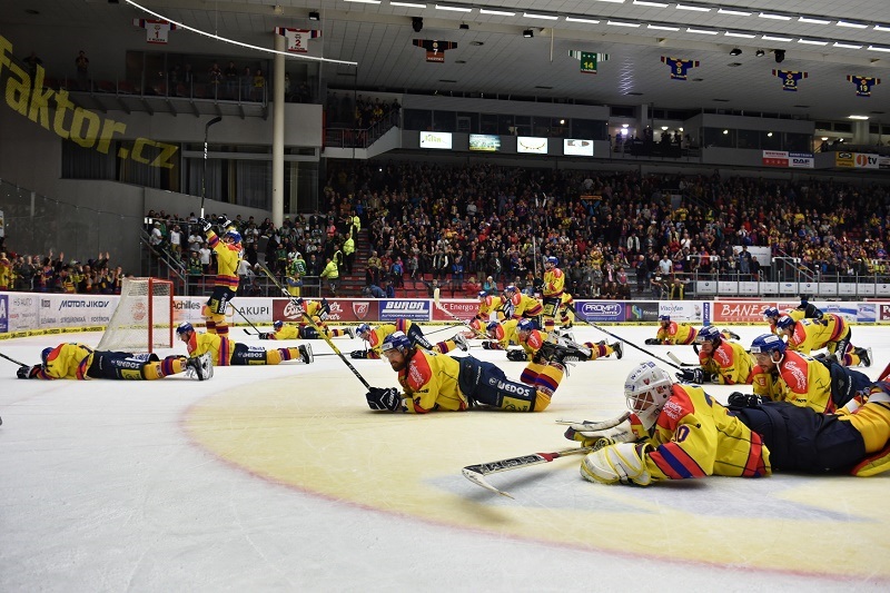 Hokejisté Českých Budějovic děkují divákům po vyhraném zápase nad Karlovými Vary Hokejisté Českých Budějovic děkují divákům po vyhraném zápase nad Karlovými Vary