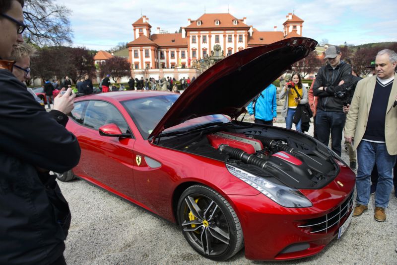 Dalším důvodem průjezdu Prahou bylo přivítání letošní novinky 812 Superfast. Jde o nástupce kupé F12 Berlinetta, oproti němuž má vylepšenou aerodynamiku a zcela nový dvanáctiválec 6,5 litru s výkonem zvýšeným na 800 koní a maximální rychlostí 340 km/h. Dalším důvodem průjezdu Prahou bylo přivítání letošní novinky 812 Superfast. Jde o nástupce kupé F12 Berlinetta, oproti němuž má vylepšenou aerodynamiku a zcela nový dvanáctiválec 6,5 litru s výkonem zvýšeným na 800 koní a maximální rychlostí 340 km/h.