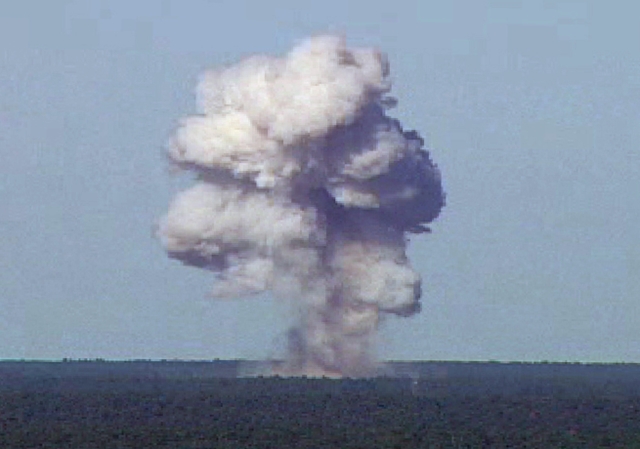 Oblak dýmu po výbuchu bomby GBU-43 (test na letecké základně na Floridě v roce 2003).