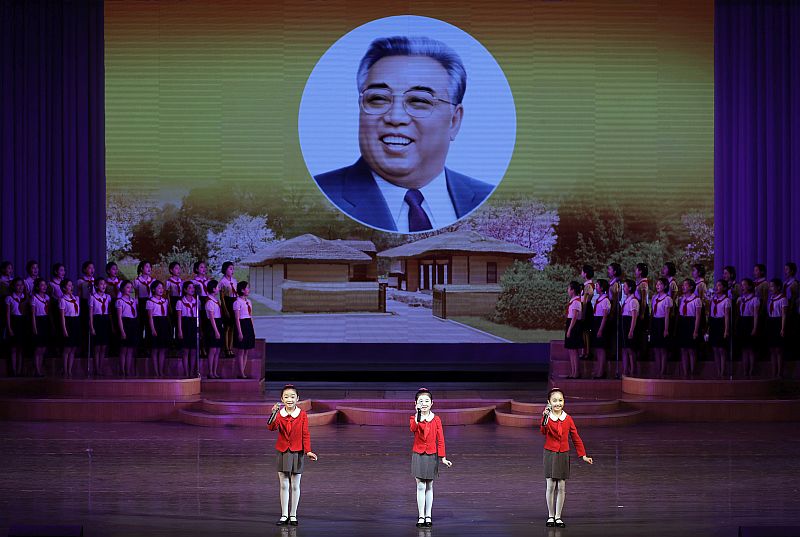 Podobizna severokorejského vůdce Kim Ir-sena, který by oslavil 105. narozeniny. Podobizna severokorejského vůdce Kim Ir-sena, který by oslavil 105. narozeniny.