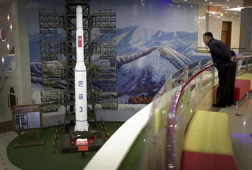 Vesmírná raketa modelu Unha 3 v severokorejském muzeu v hlavním městě Pchjongjangu. Vesmírná raketa modelu Unha 3 v severokorejském muzeu v hlavním městě Pchjongjangu.