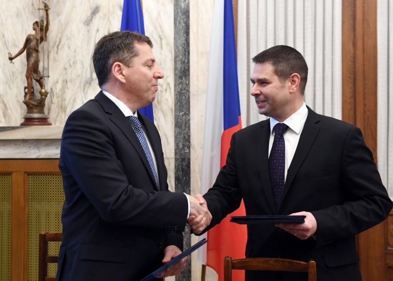 Generální ředitel Českomoravské záruční a rozvojové banky Jiří Jirásek (vlevo) a ministr průmyslu a obchodu Jiří Havlíček.