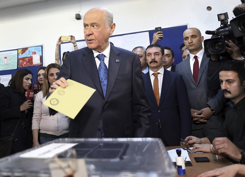 V nedělním referendu hlasoval také lídr Strany národní akce a Erdoganův podporovatel Devlet Bahceli. V nedělním referendu hlasoval také lídr Strany národní akce a Erdoganův podporovatel Devlet Bahceli.