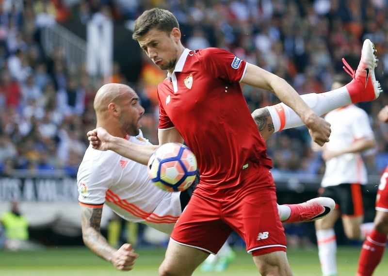 Sevilla v zápase s Valencií. 