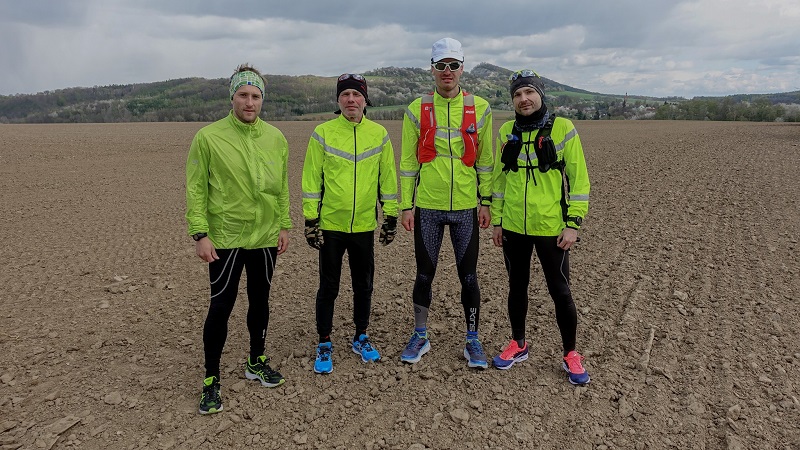 Běžec Štěpán Dvořák (druhý zleva) zdolal 400 km dlouhou trať  za tři dny a tři noci
