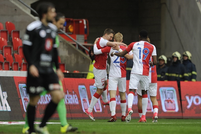 Fotbalisté Slavie slaví vstřelený gól do sítě Hradce