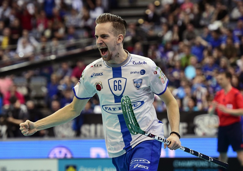 Florbalový útočník Patrik Dóža slaví vítězný gól v Superfinále 