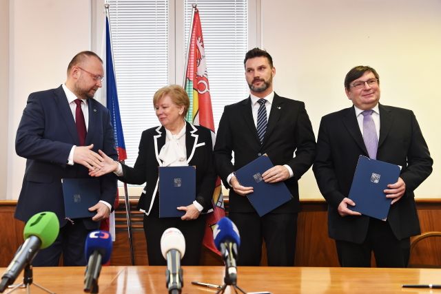 Zleva J. Bartošek (KDU-ČSL), I. Stráská (ČSSD), J. Švec (PJČ) a P. Hroch (Jihočeši 2012). 