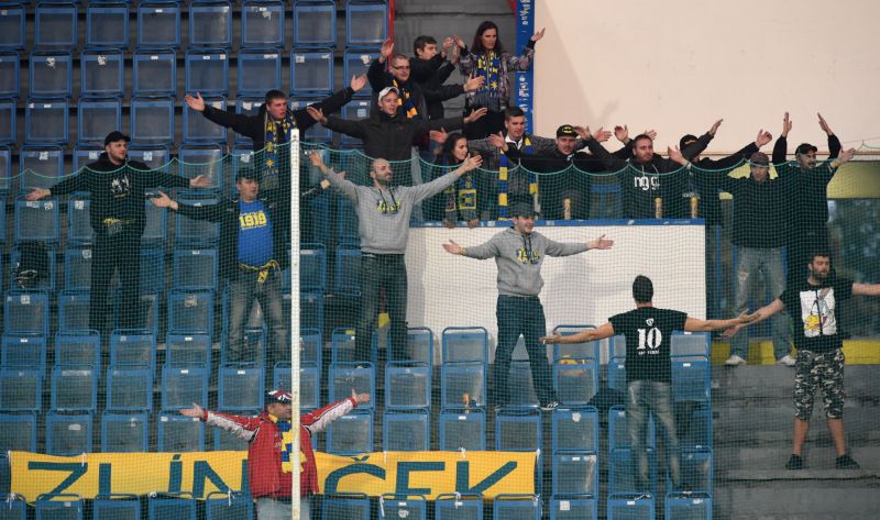 Jeden z fanoušků Zlína se popral s policistou.