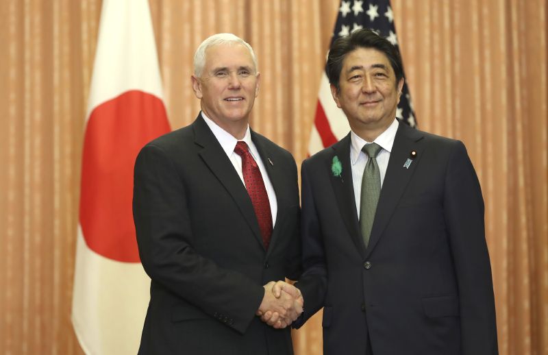 Americký viceprezident Mike Pence se v úterý v Tokiu setkal s japonským premiérem Šinzóem Abem.
