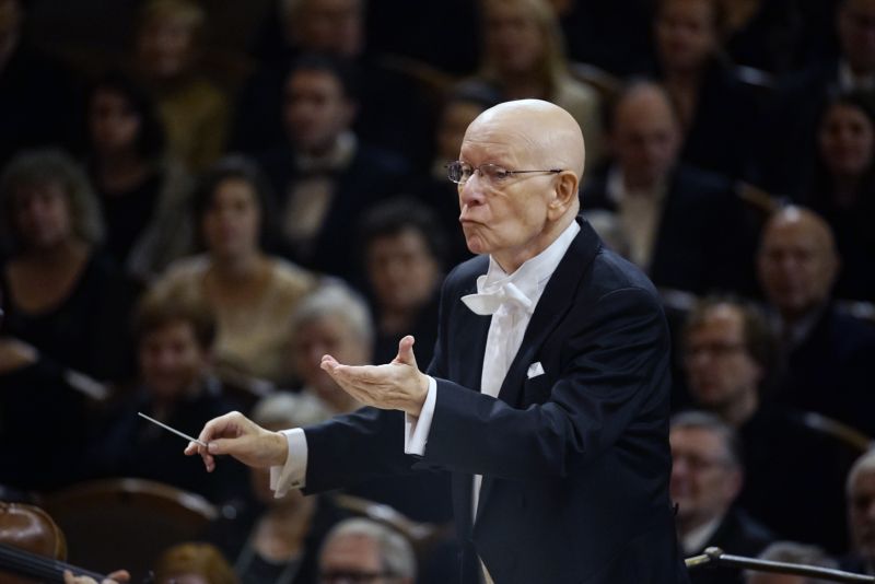 Koncert České filharmonie pod vedením dirigenta Jiřího Bělohlávka. Koncert České filharmonie pod vedením dirigenta Jiřího Bělohlávka.