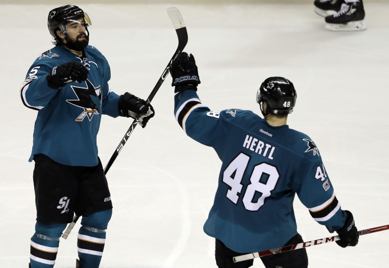 Tomáš Hertl měl se svými spoluhráči důvod ke spokojenosti. Tomáš Hertl měl se svými spoluhráči důvod ke spokojenosti.