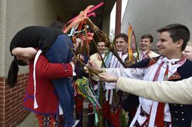 Šestnáct mládenců obcházelo domy, kde bydlí děvčata z chasy. Žádná neunikla před pomlázkou, které se v regionu říká žila.