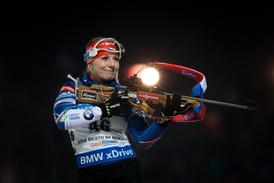 Lucie Charvátová při střelbě vestoje.