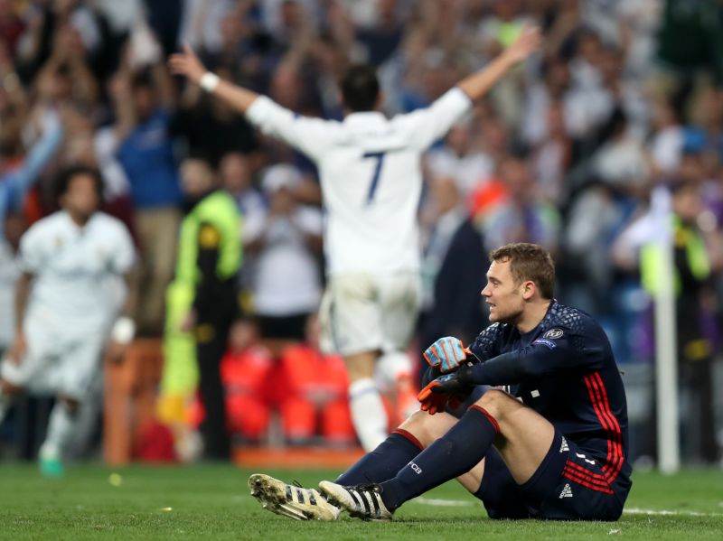 Zklamaný a zraněný Manuel Neuer.