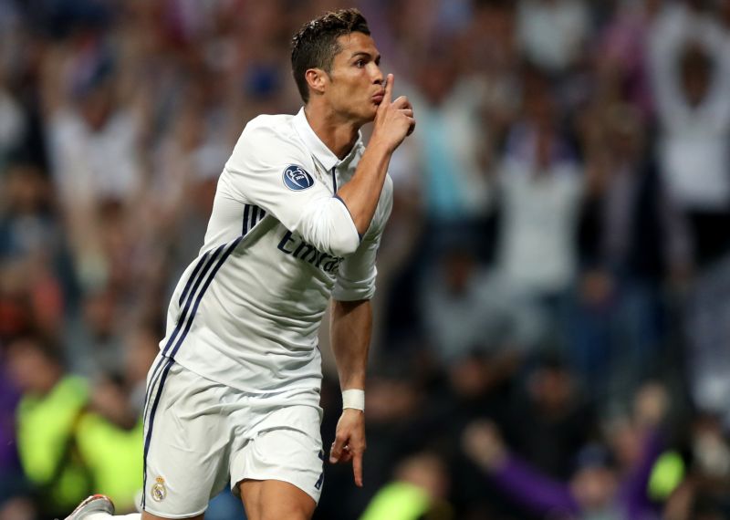 Cristiano Ronaldo tiší vlastní fanoušky po vstřelení první branky.
