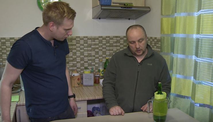 Kutil Adam a kutil Tomáš poradí, jak snadno a rychle vychladit lahev pití. Kutil Adam a kutil Tomáš poradí, jak snadno a rychle vychladit lahev pití.