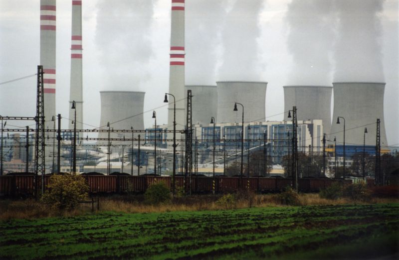 Hnědouhelná elektrárna Počerady.