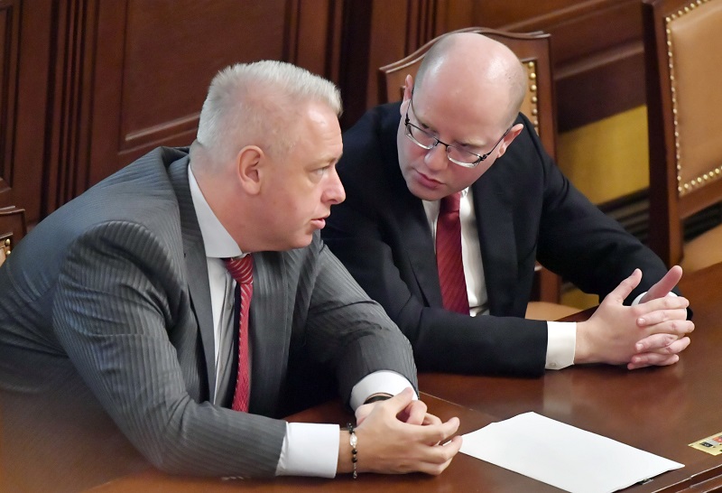 Na snímku ministr vnitra Milan Chovanec s premiérem Bohuslavem Sobotkou (vpravo).