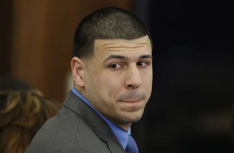 Bývalý hráč NFL Aaron Hernandez se oběsil v cele. Bývalý hráč NFL Aaron Hernandez se oběsil v cele.