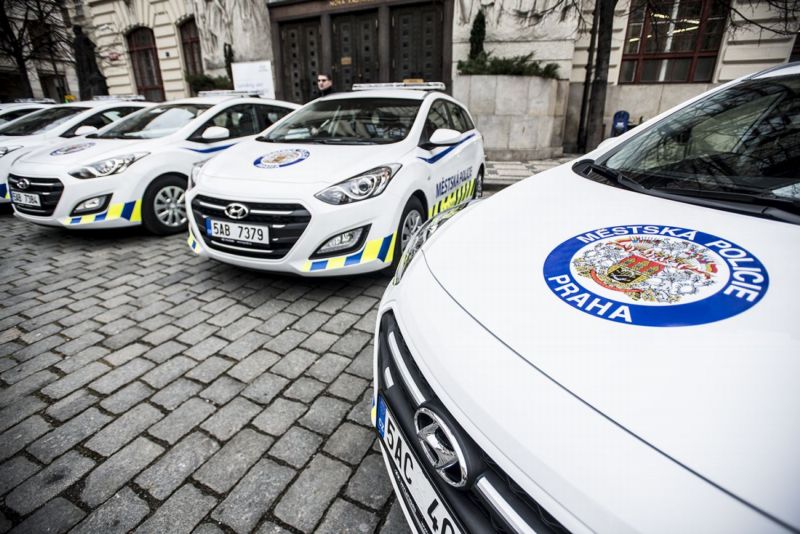 Na snímku jsou policejní vozy Hyundai i30 kombi.
