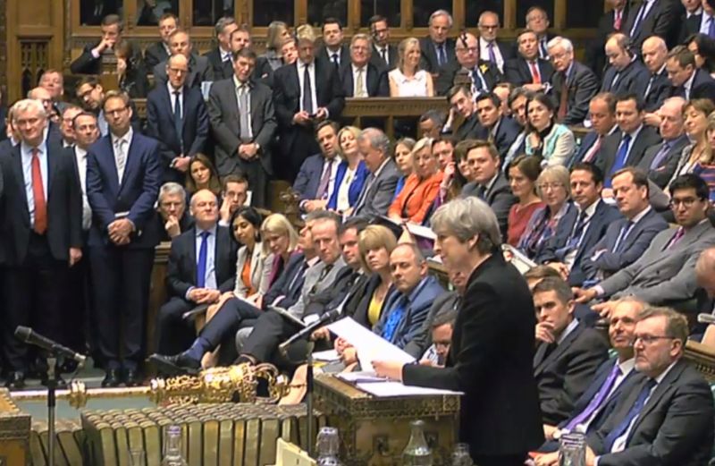 Theresa Mayová v britském parlamentu.
