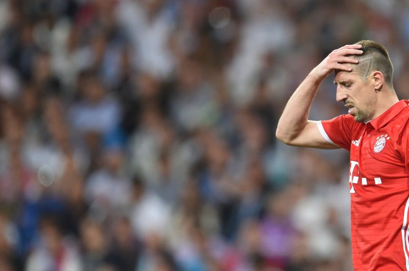 Hráči Bayernu vypadli z Ligy Mistrů a jejich fanoušci dostali nakládačku. Hráči Bayernu vypadli z Ligy Mistrů a jejich fanoušci dostali nakládačku.
