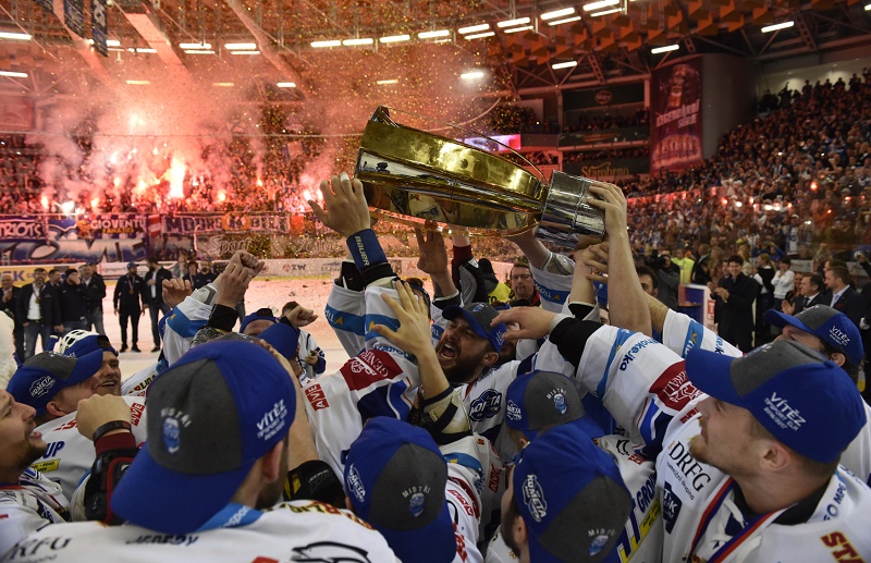 Hokejisté Brna drží nad hlavou trofej pro mistry extraligy