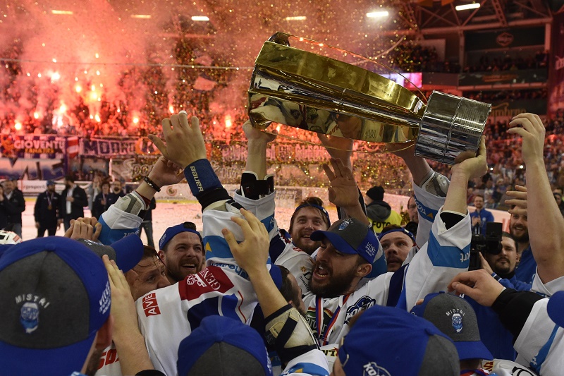 Brněnský hokejista Leoš Čermák drží nad hlavou pohár pro mistra extraligy roku.