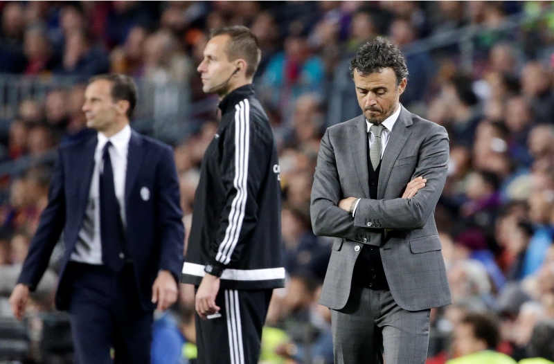 Zatímco Masimiliano Allegri (v pozadí) se po utkání s Juventusem mohl radovat, trenér Barcelony Luis Enrique (vpravo) zůstal zklamaný.
