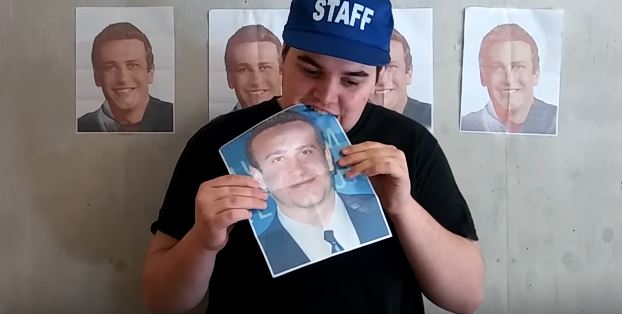 Youtuber Noah Maloney (na snímku) se rozhodl každý den pojídat fotografii amerického herce Jasona Segela.