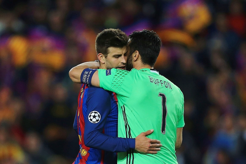 Takhle se Gerard Pique po utkání loučil s Gianlugim Buffonem, spokojenější byl brankář Juventusu.