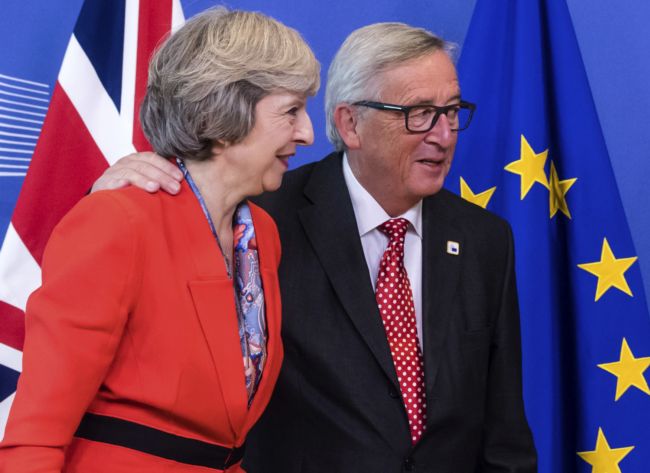 Jean-Claude Juncker s premiérkou Theresou Mayovou.