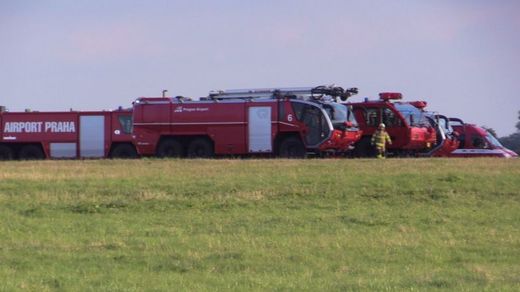 Hasiči na pražském letišti. Hasiči na pražském letišti.