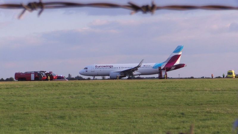Letadlo společnosti Eurowings nouzově přistálo. Letadlo společnosti Eurowings nouzově přistálo.