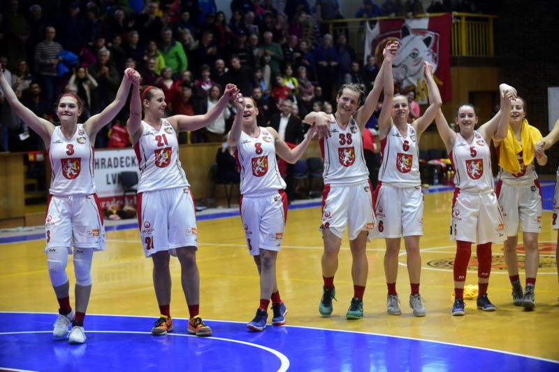 Basketbalistky USK Praha se radují z výhry. 
