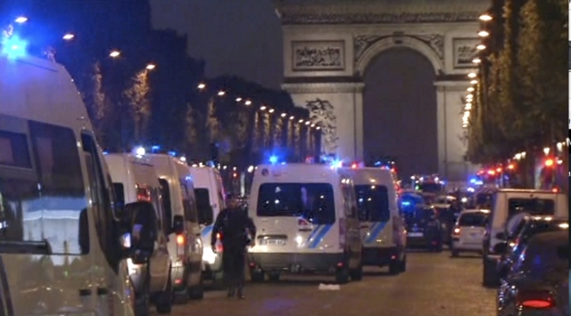 Policie na Champs-Élysées.