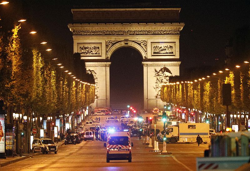 Třída Champs-Élysées s Vítězným obloukem v Paříži. Třída Champs-Élysées s Vítězným obloukem v Paříži.