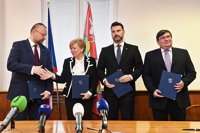Na snímku jsou (zleva) Jan Bartošek (KDU-ČSL), Ivana Stráská (ČSSD), Jiří Švec (Pro Jižní Čechy) a Pavel Hroch (Jihočeši 2012).