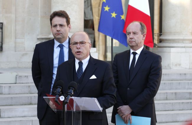 Francouzský premiér Bernard Cazeneuve (uprostřed).