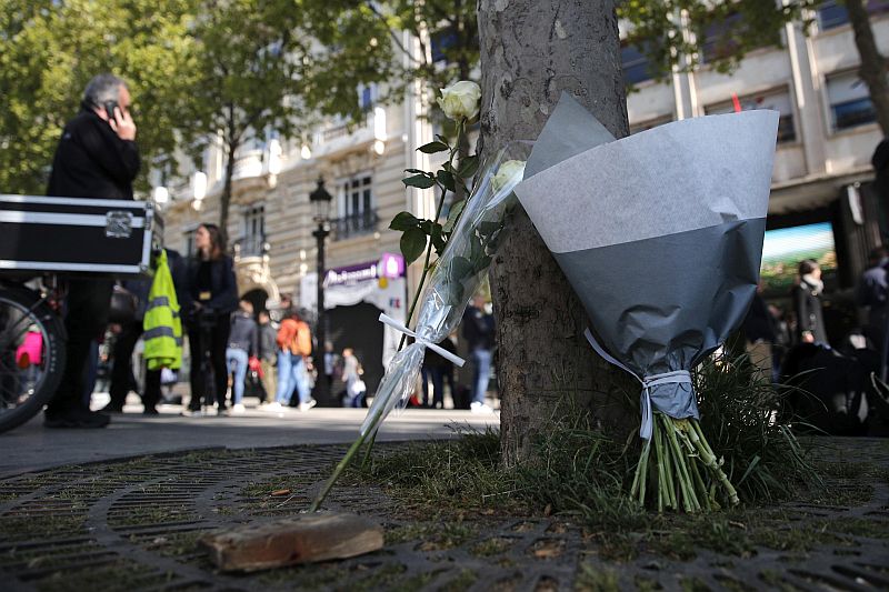 Na třídu Champs-Élysées lidé přinášejí květiny.