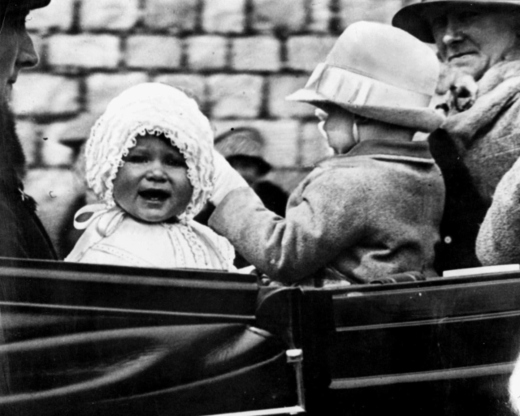 Snímek princezny Alžběty z roku 1927. Jízda kočárem v areálu Windsor Castle.
