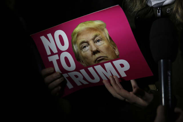 Plakát vyjadřující nesouhlas s volbou tehdejšího prezidentského kandidáta Donalda Trumpa. Plakát vyjadřující nesouhlas s volbou tehdejšího prezidentského kandidáta Donalda Trumpa.
