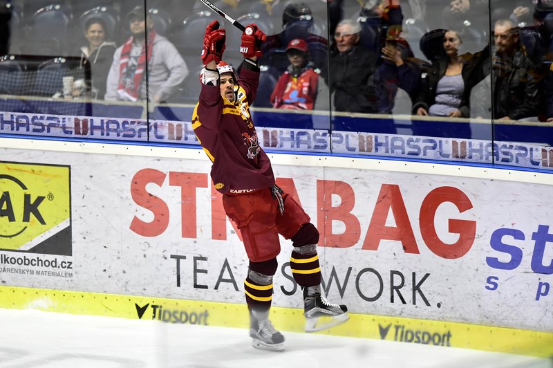 Jiří Říha vystřelil Dukle vyrovnání a tím i extraligu.