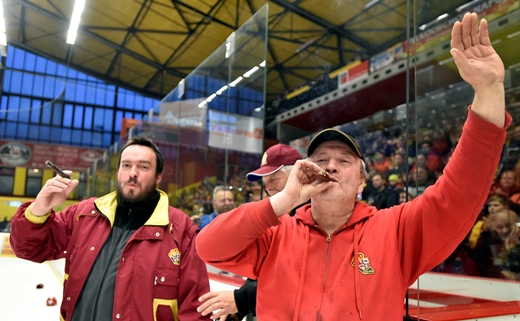 Rolbaři si po postupu užívali přímo s hráči na ledě.