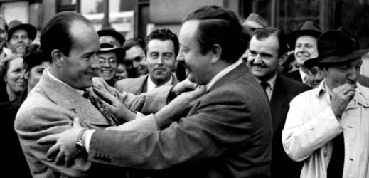 Snímek z roku 1946 zachycuje dočasný návrat Jiřího Voskovce do vlasti. Na fotografii vpravo Jan Werich.