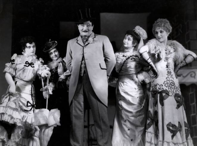 Jan Werich, Emilie Hráská, Hana Vítová, Marie Mottlová a Jarmila Švabíková ve hře Slaměný klobouk (1934).